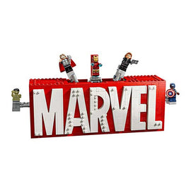 76313 Logotipo Marvel y minifiguras  (931 piezas)